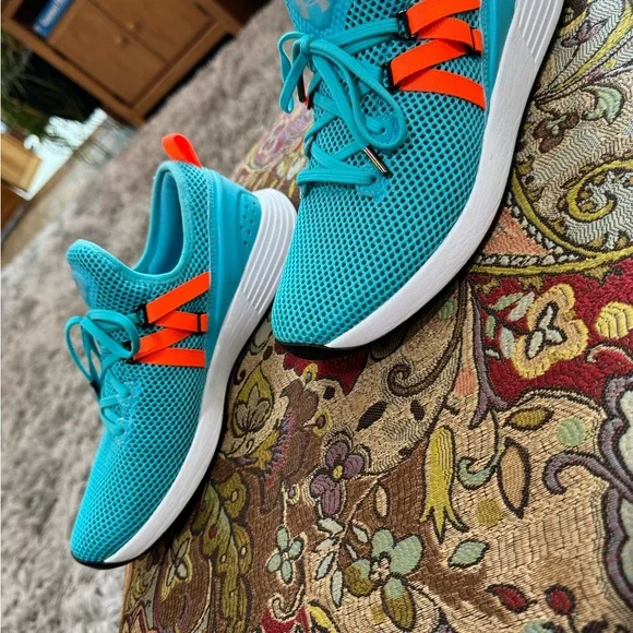 Under Armour women’s ' Blue Athletic Shoes Size 8.5 - Picture 2 of 9